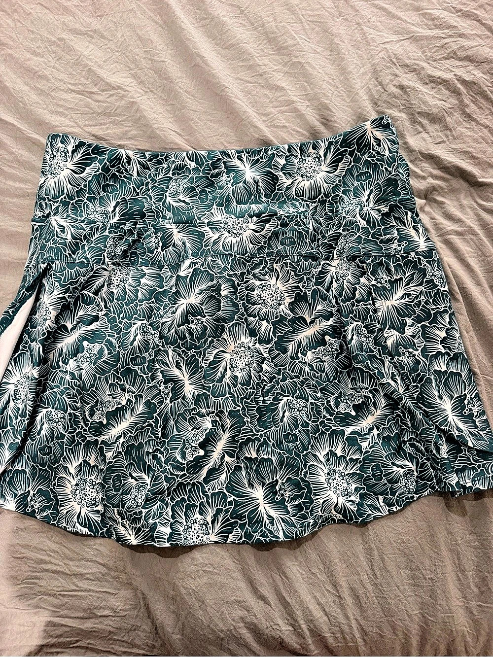 Freely Floral Skort in Green & White Size Large Like New